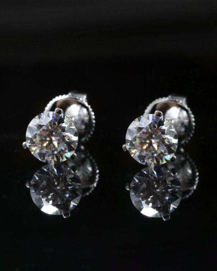 Diamanset Classic Diamond Studs, 18k white gold four-prong round brilliant diamond studs, black background