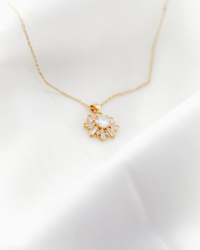 Diamanset Diamond Cluster Pendant in yellow gold, a round centre stone within a rayed diamond surround