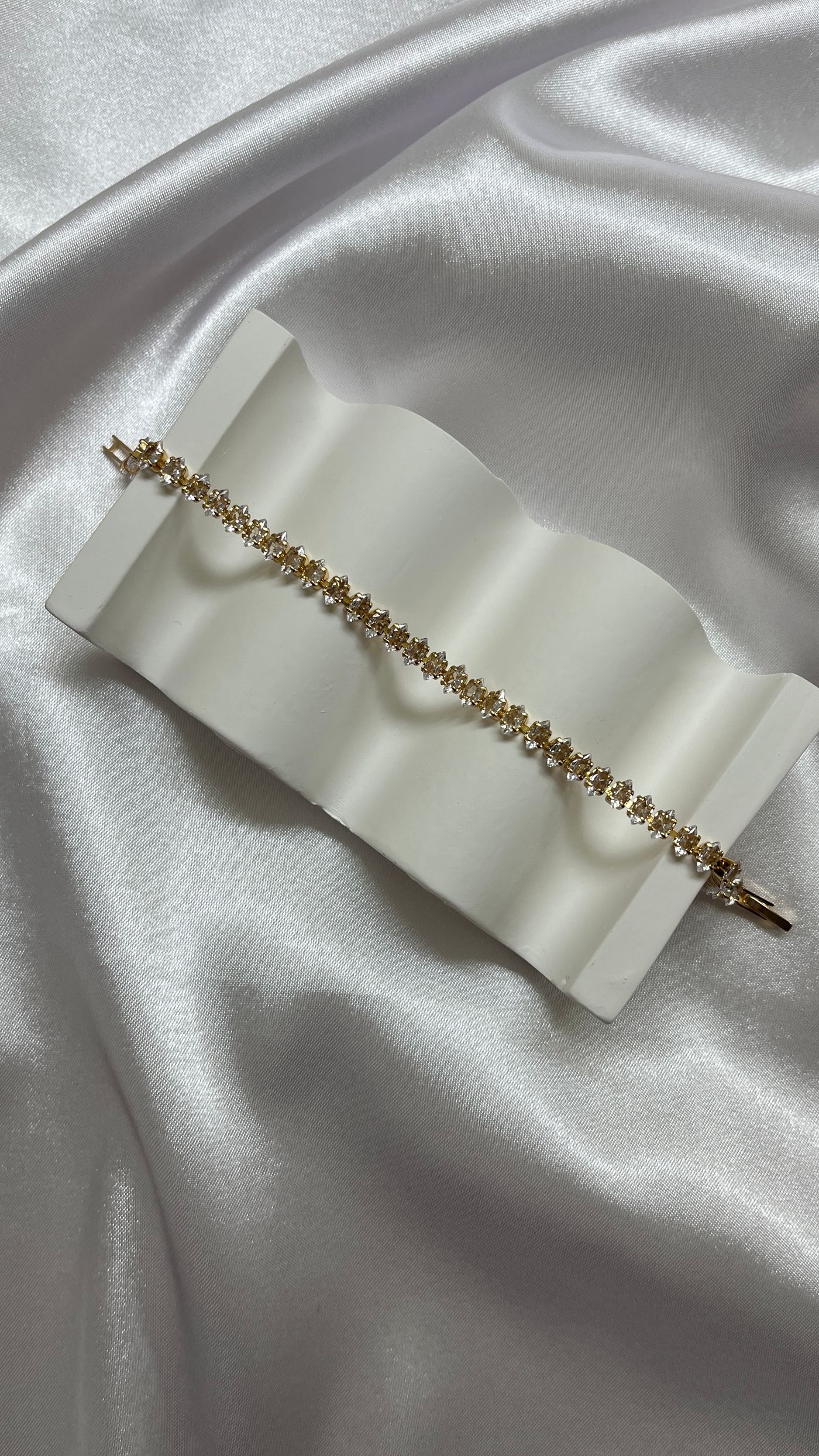 Diamanset Diamond Tennis Bracelet in yellow gold, a continuous line of round diamonds on a white background