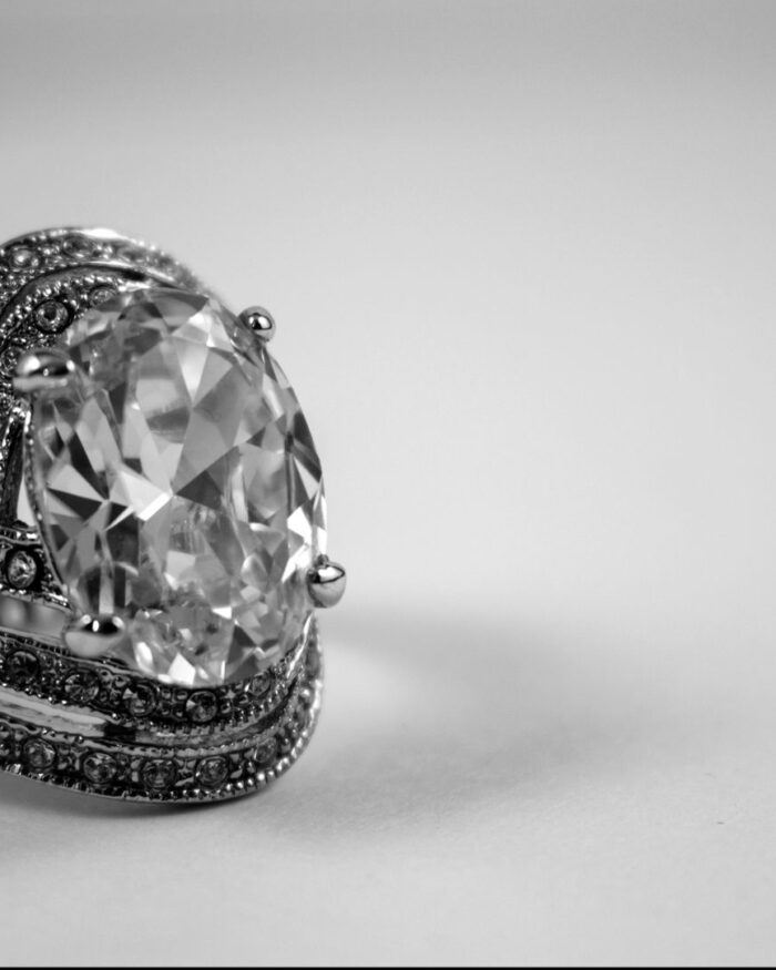 Diamanset Oval Solitaire Ring in white gold, a large oval diamond above a diamond-set band