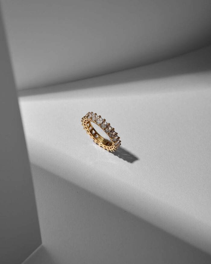 Diamanset Pavé Eternity Band in yellow gold, a full circle of round diamonds on a white studio background
