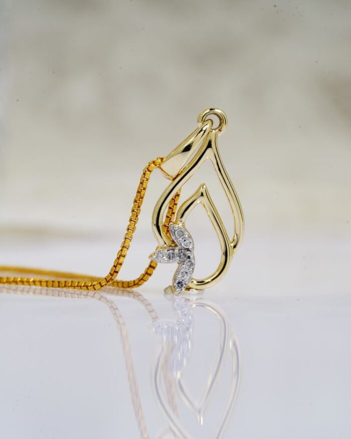 Diamanset Solitaire Diamond Pendant in yellow gold, a single stone suspended in a sculpted open setting