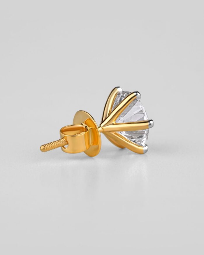 Diamanset Solitaire Diamond Stud in yellow gold, a round brilliant in a six-prong setting on a white background